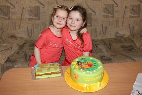 Dortík pro Verunku k svátku a menší dortík Verunkou vlastnoručně nazdobený :-)