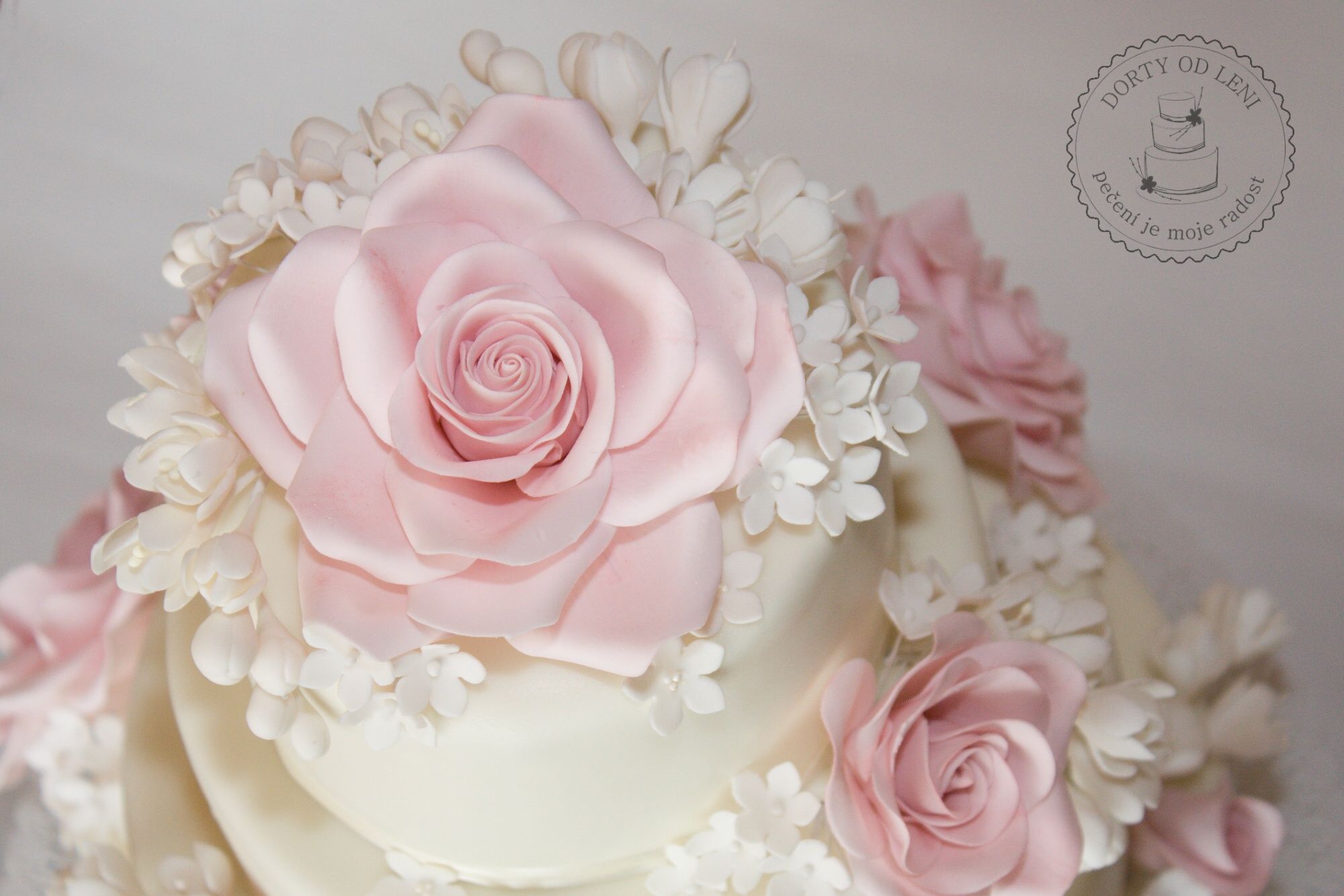 Jedlé květy na svatebním dortu