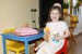 Princezna Monička s dortíkem s cukrovou korunkou k svátku